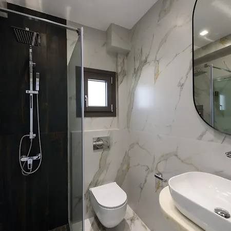 Isterni Paros Βίλα