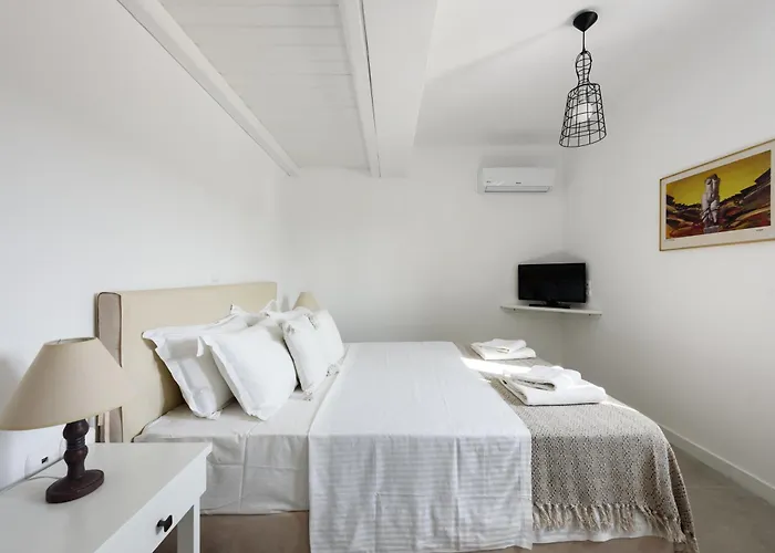 Isterni Paros Villa *